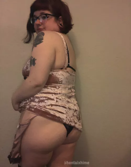 just a peek 🍑 by texa_luna