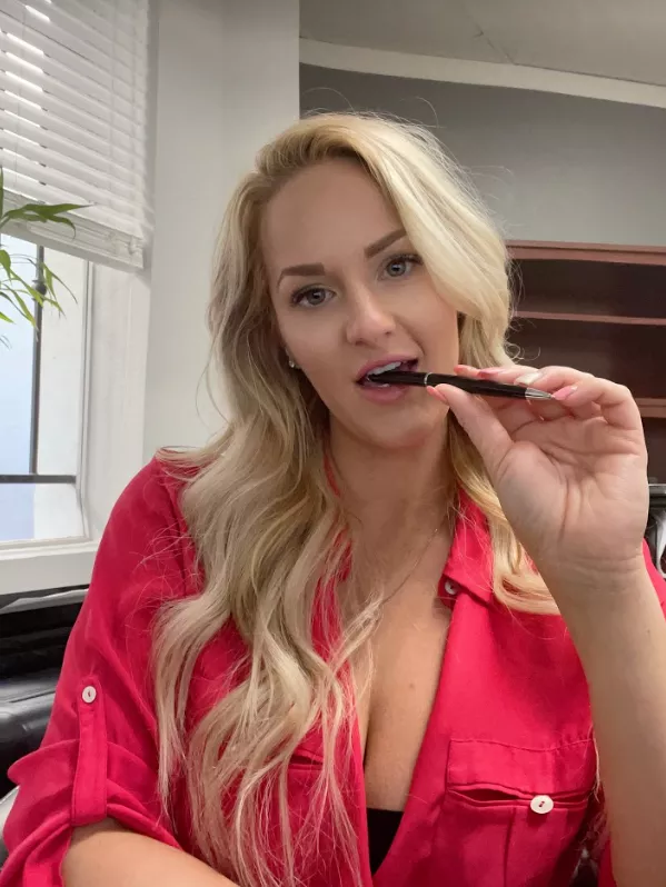 Just a plain pic of a mature milf in the office, simply no nudes. posted by heirods