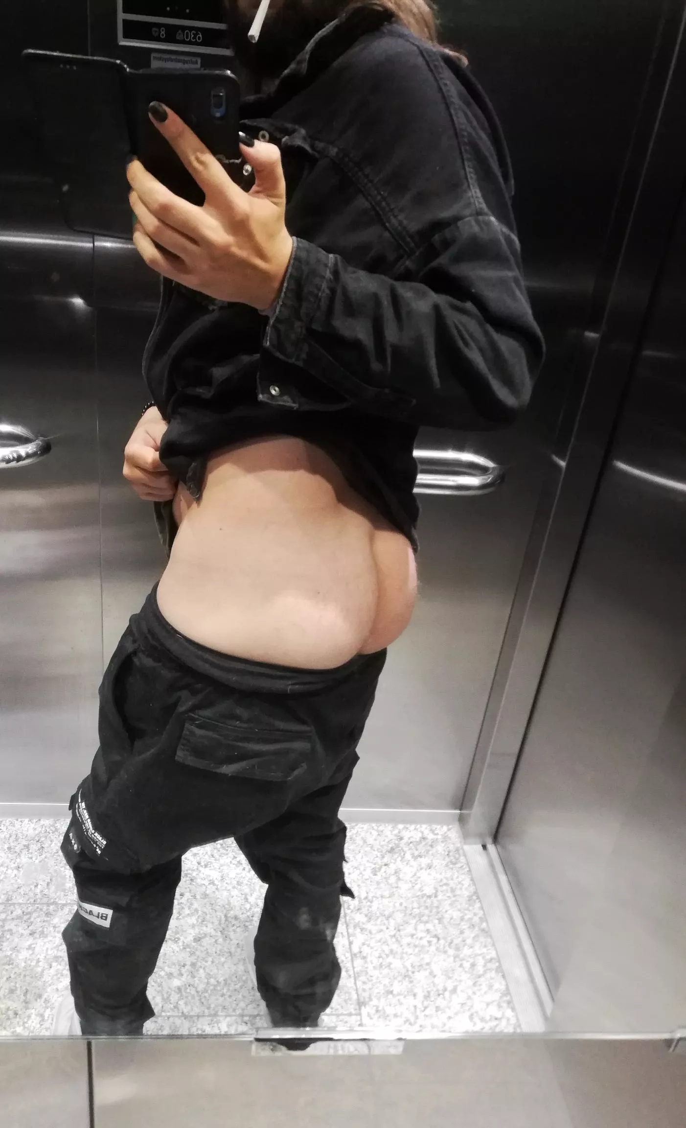 just a quick elevator mirror selfie posted by DeeptalkerBeautybutt