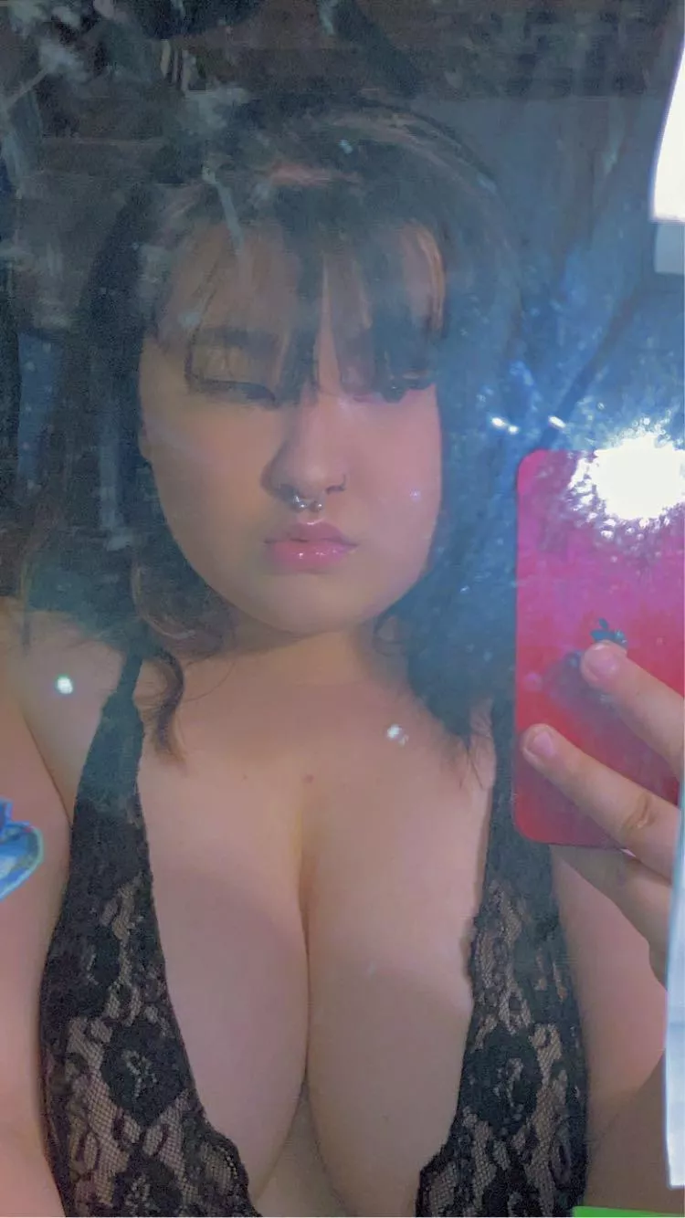 just a selfie ☺️ posted by crackgrrl