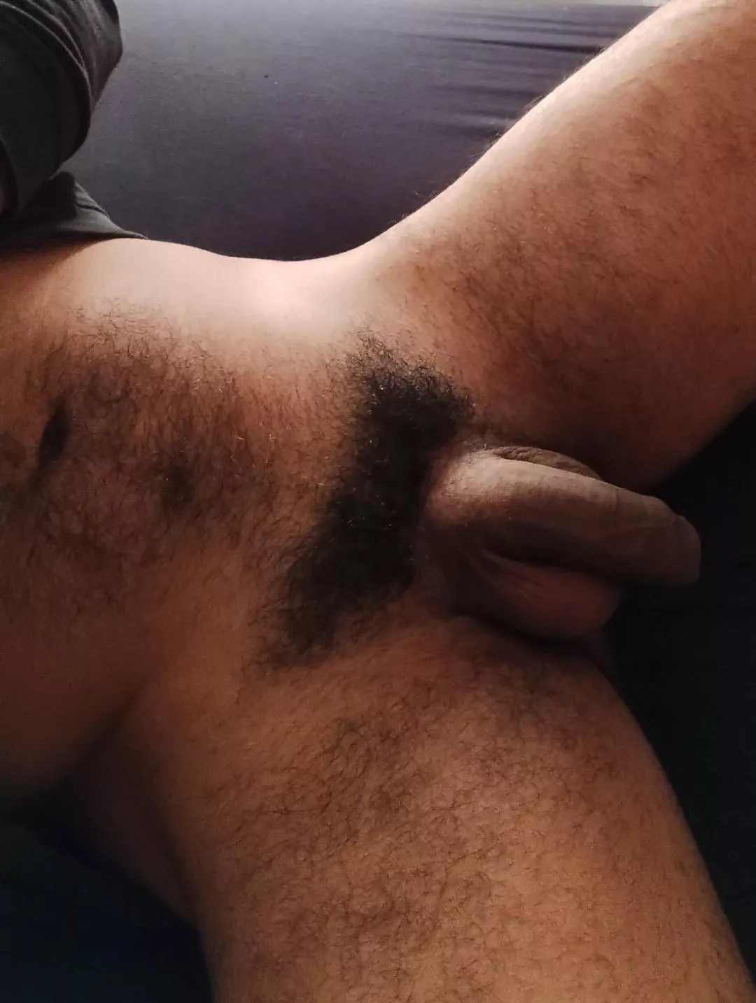 just an hairy guy who like to show😉 posted by fowfowback60