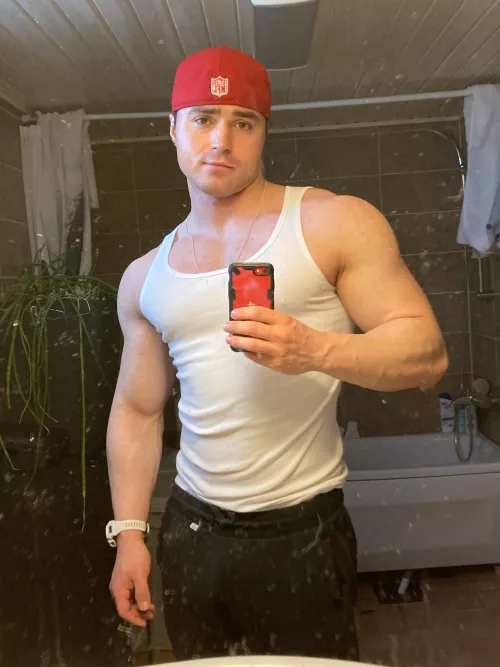 Just checking in because I want to show off my arms and shoulders boom! 👊🏼 by bradybodybuilder