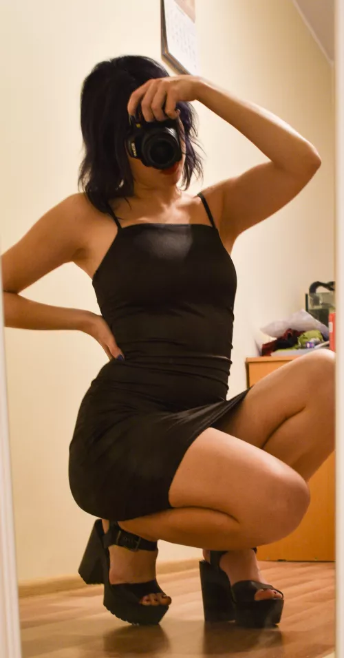 Just chillin in my tight little dress by xtraheatvorogue