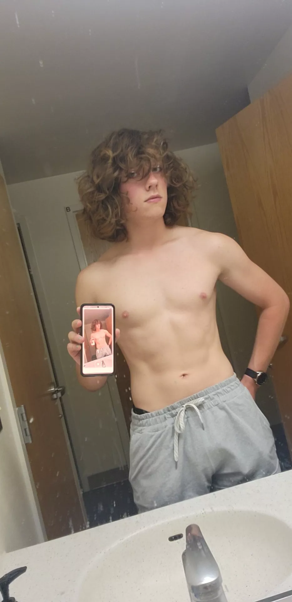 just discovered the lighting in my dorm bathroom posted by Creative_Part_8098