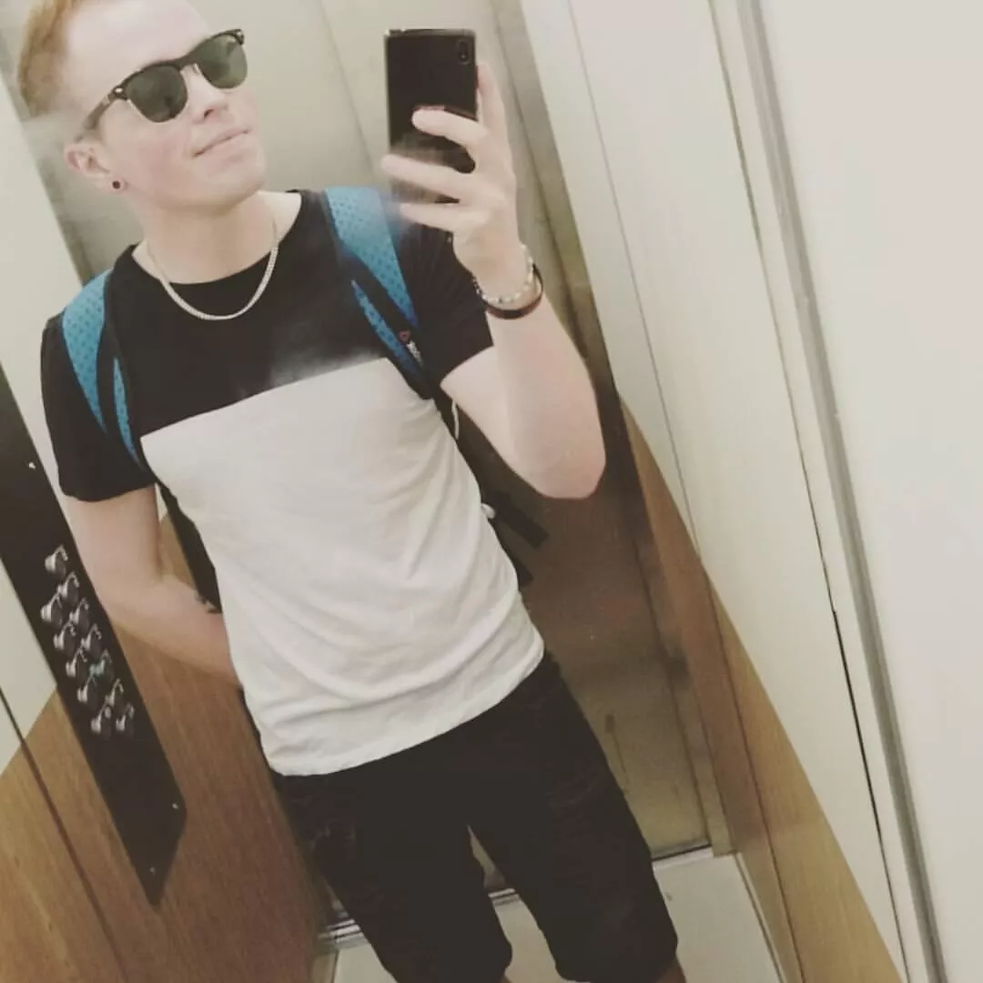 Just dropped off my roommate, have nothing planned so let’s chat? 😌 posted by Arthurianss