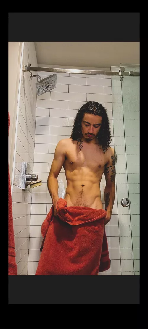 Just drying off after a shower 😌 by VinnyIkaika