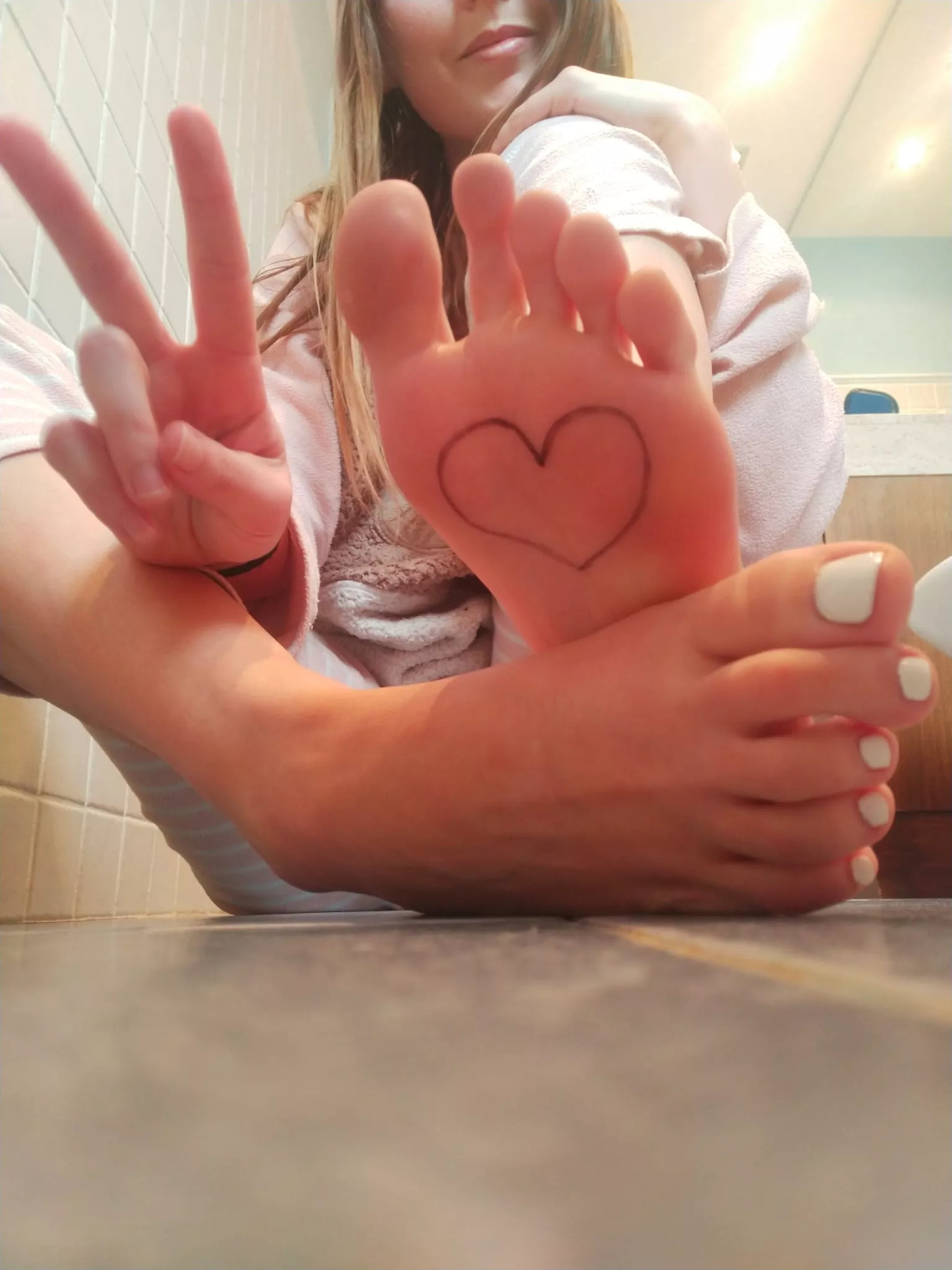 Just feeling cute today with my new white pedi ❤️ posted by mimi_pu