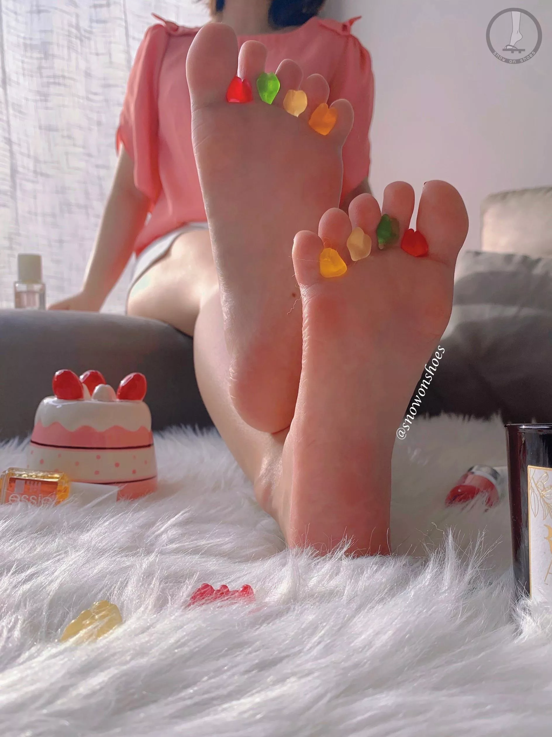 Just finished painting my nails. Time to feed you some gummy bears~(๑❛ڡ❛๑) posted by snowonshoes