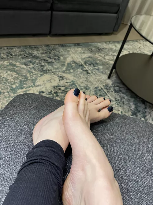 Just flexin feet by jilhardig