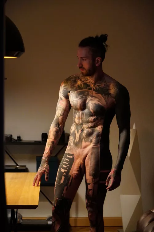 just good lighting 👀 by schnoez