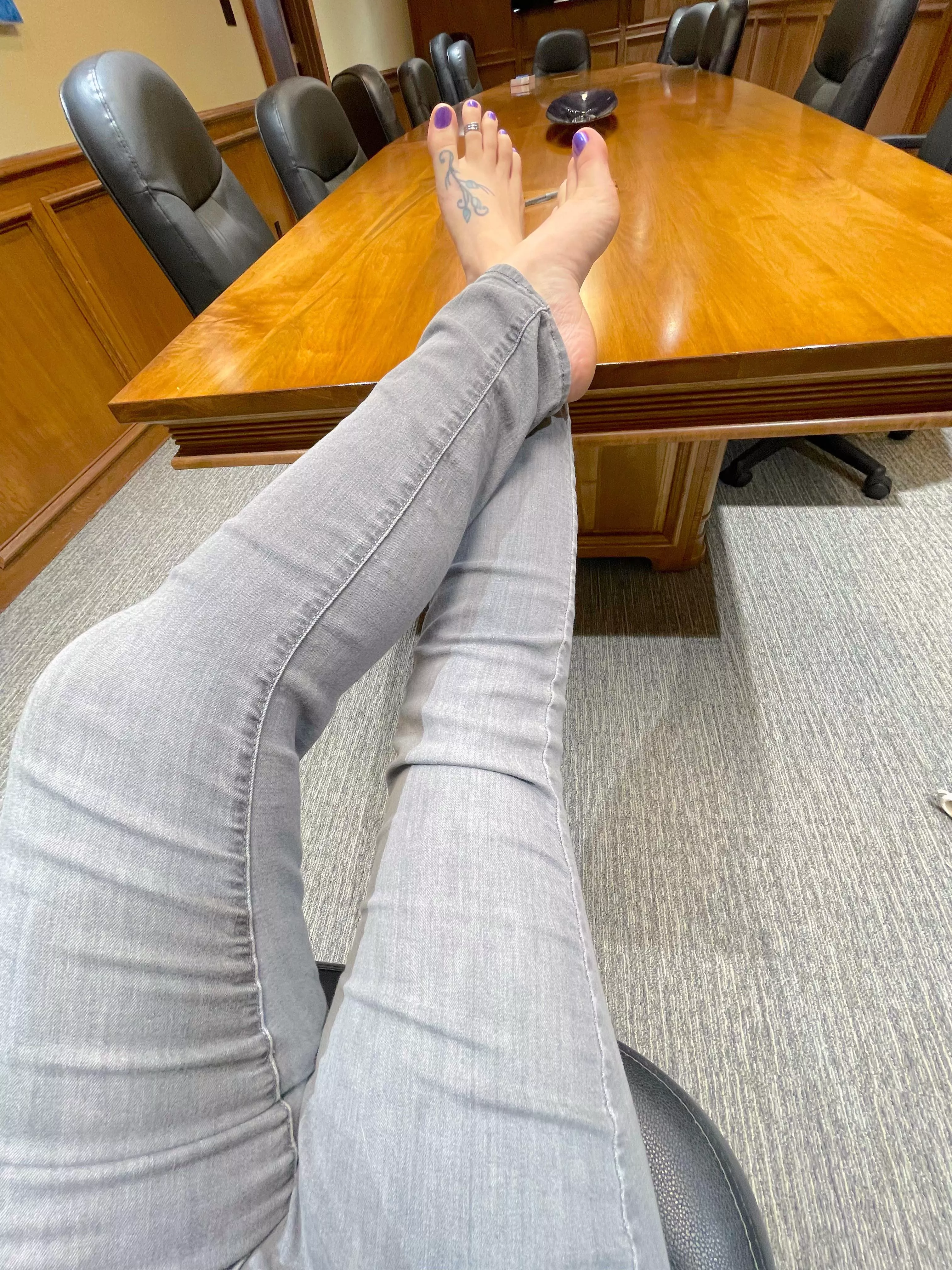 Just making sure all the guys that come in are working hard 😇 posted by HotWifesTalentedFeet