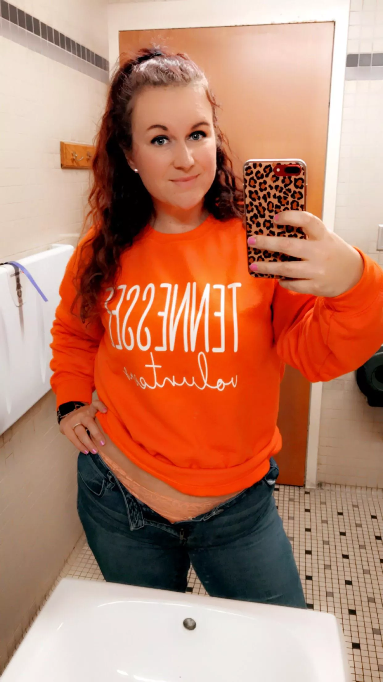 Just the curvy milf next door. 😜 posted by jaimelee_holmes