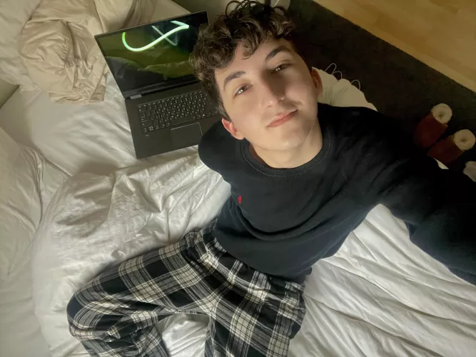 just woke up by yarinvss