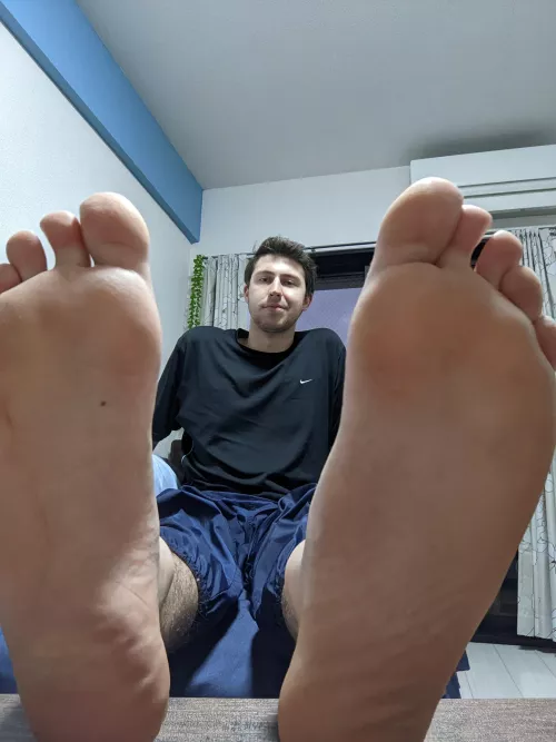 Kicked back and relaxin' by sixfootsixluke