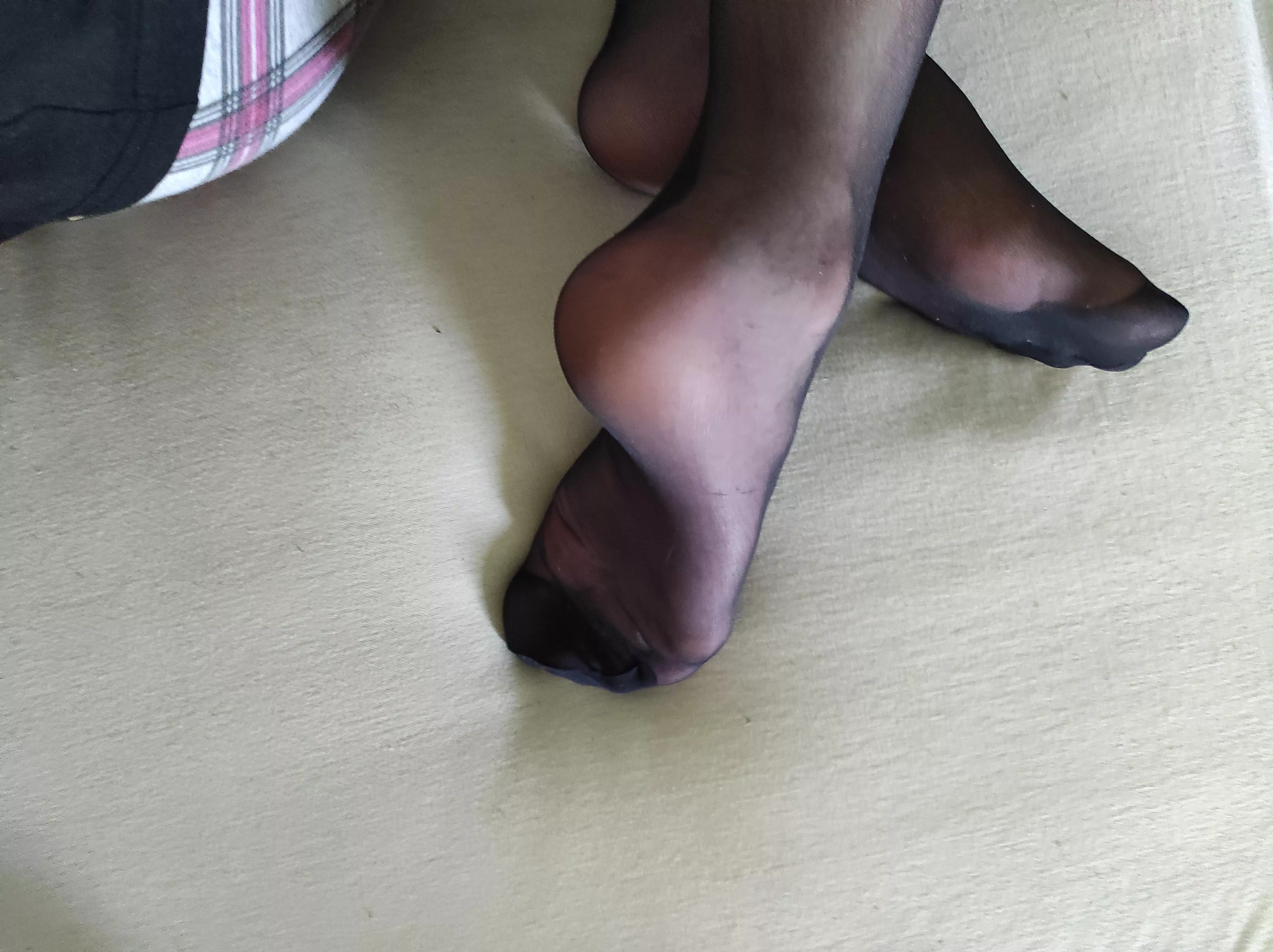 kinda bored, msg me for more feet pics 😉♥️ posted by Lonely_Femm