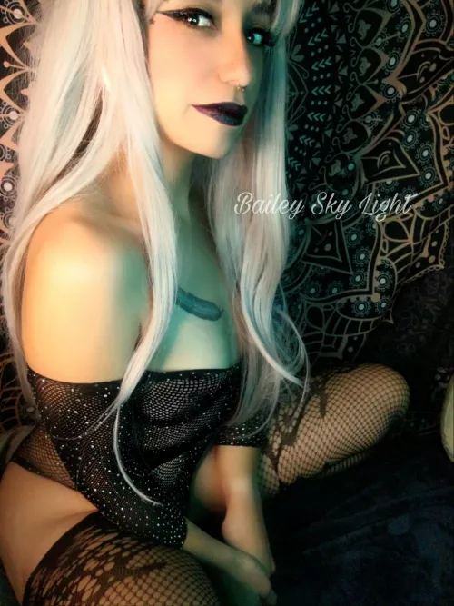 Kinda curious if anyone here finds me seductive... by BaileySky404