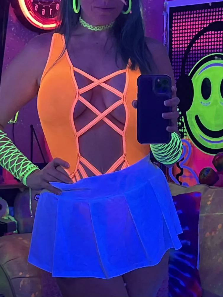 Kiss me I’m Glowrish. posted by MollyDark28