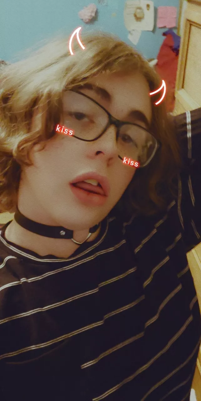 Kiss me 🌟 posted by ElijahMakesArtStuff