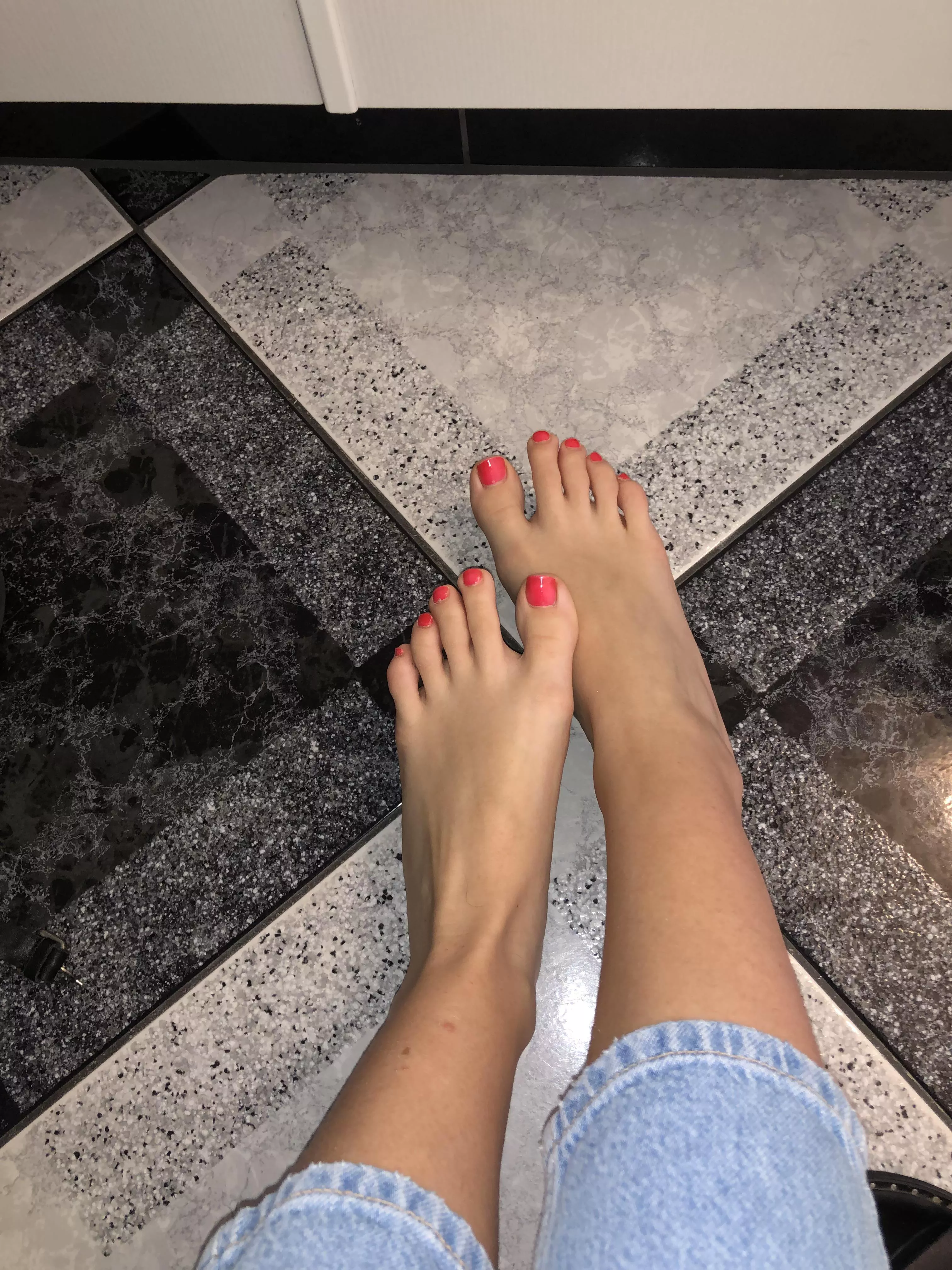 Kiss my feet 😘 posted by Tall_Cat_3764
