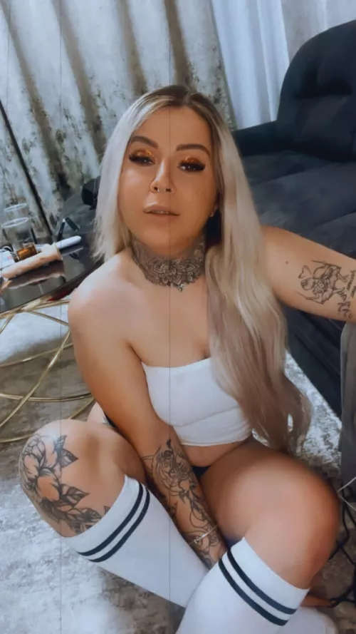 Kisses from curvy Italian girl😘 by ChantalWild