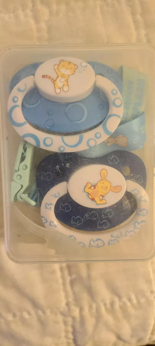 kisses thru my paci please? which one? by throwthroughout479