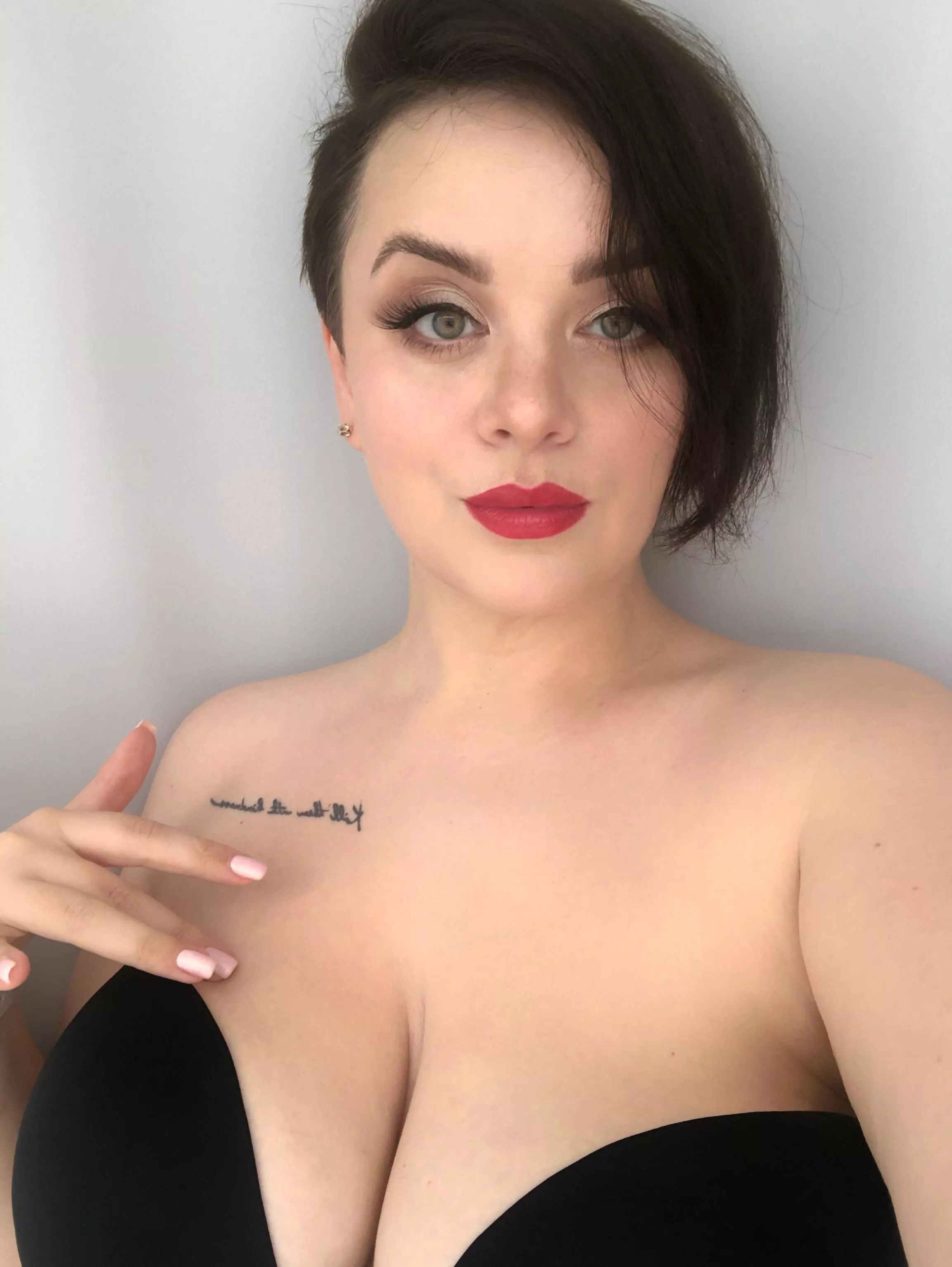 Kneel and beg me [domme] to humiliate you posted by Domme_Vesper