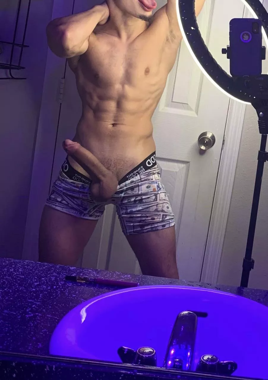 kneel and choke on my 9” monster cock rn fkn piggy 😈🐷🤑 posted by H0wdy0dy