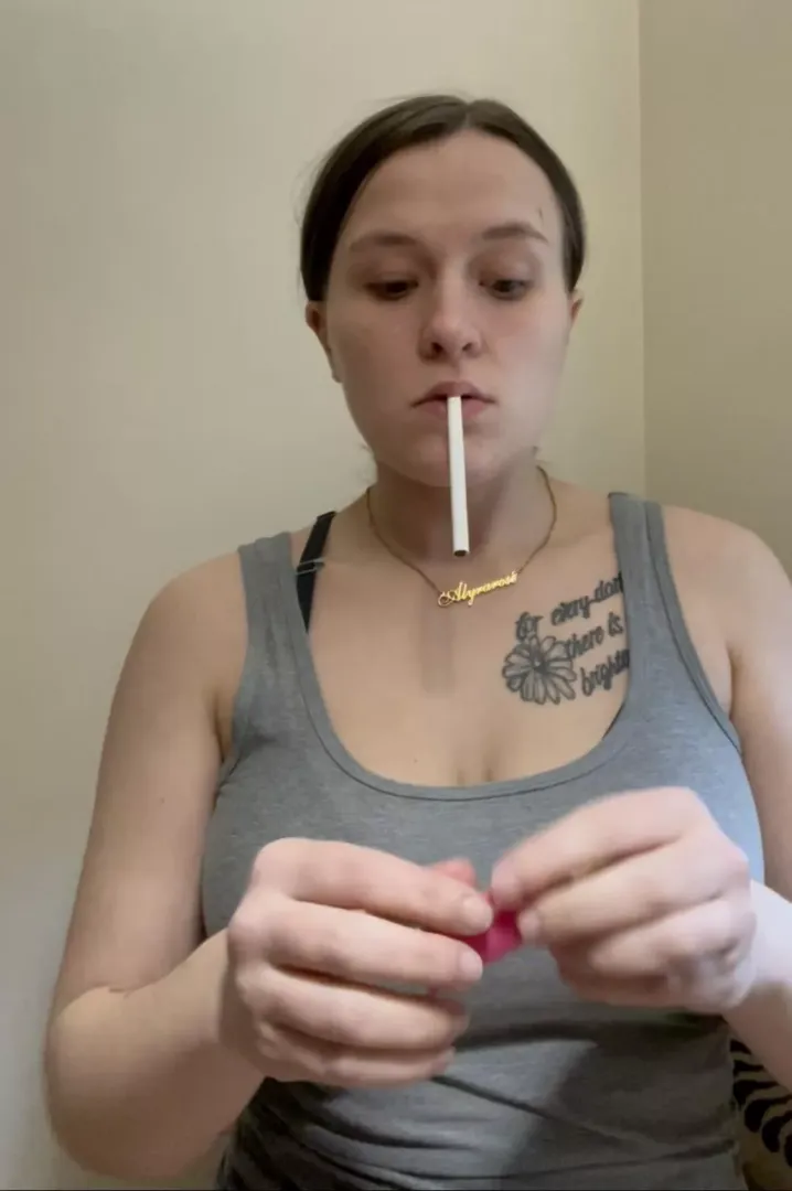 L about to light up posted by smokingfetishguy01