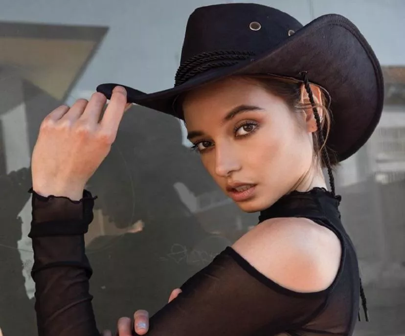 Larissa Schot posted by bobbyUP-MKII