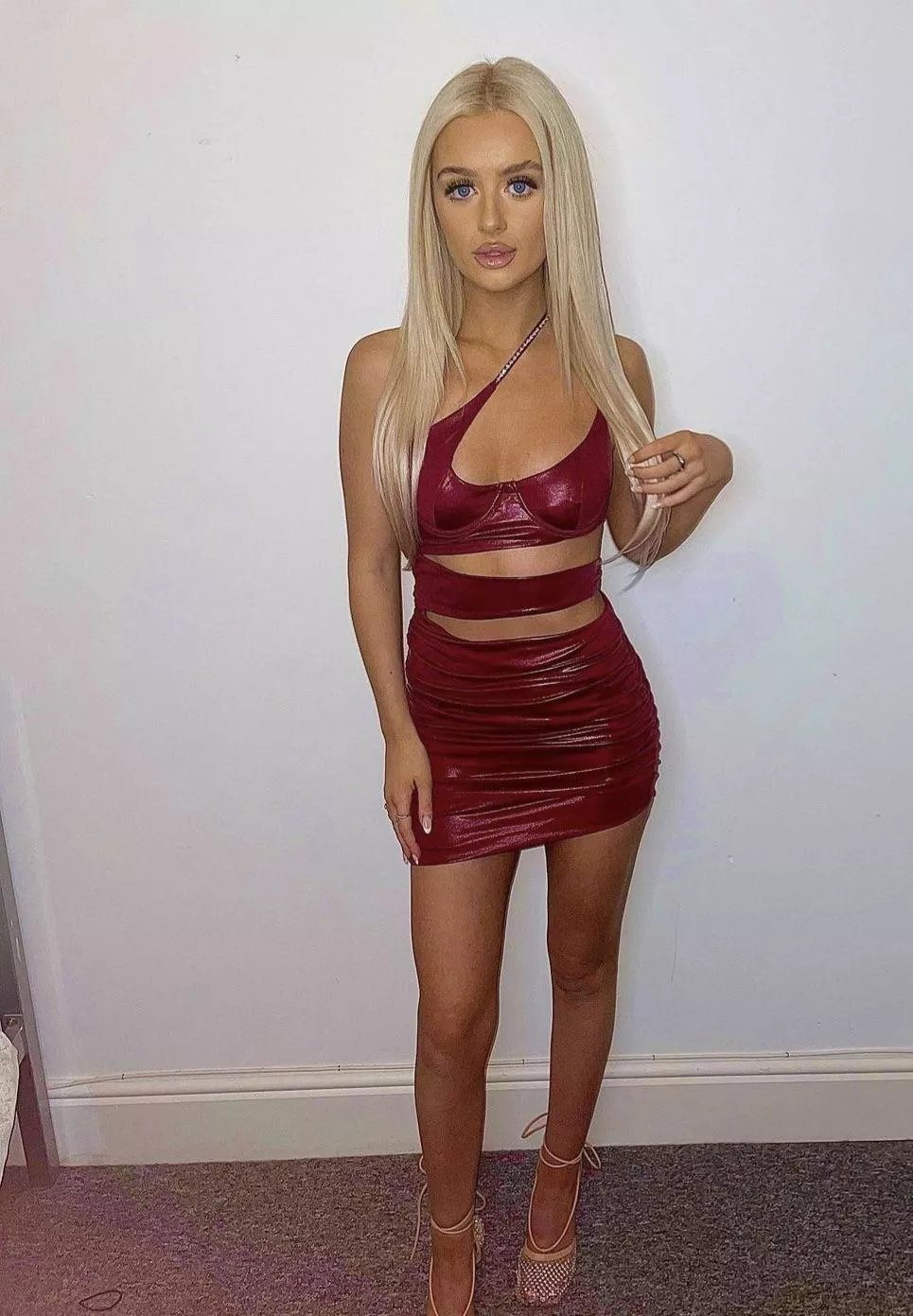 Last one of Enya. Boy she sure knows how to dress posted by ExternalLibrary8828