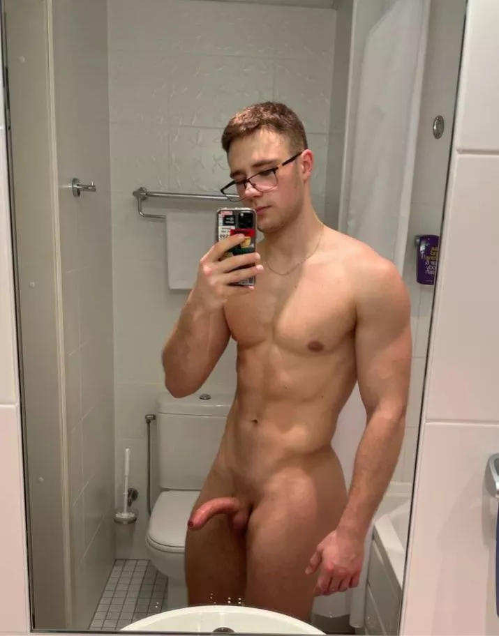 Late night mirror selfie 🔥 posted by greeenza_xxx