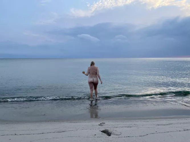 Late night swim with wife by Rellekkeller