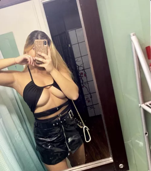 Latex & underboob an elite combo by Carmenthaplug