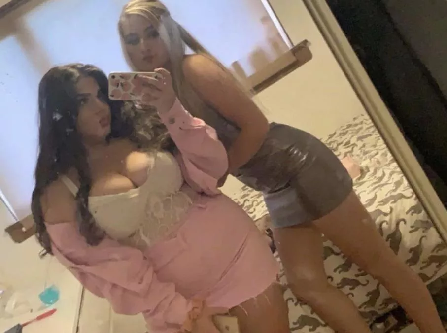 Lauren and Laura 🥵🥵🥵 posted by SlowAmphibian6001