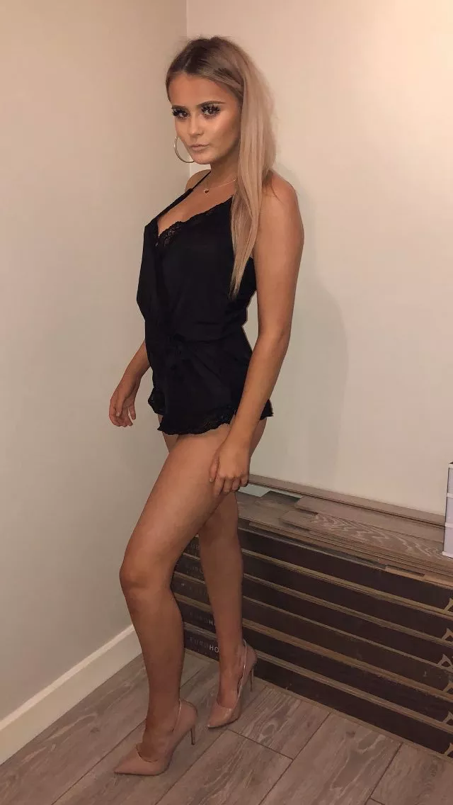 Lay the flooring or her? 🥵 posted by WankersParadise