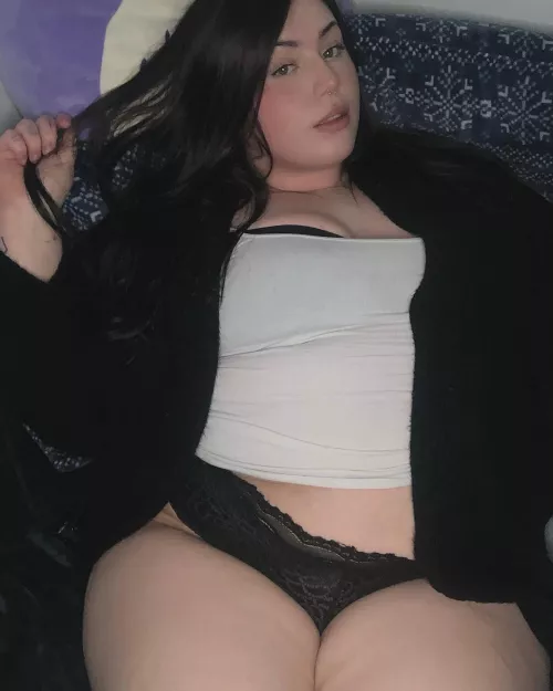 Laying pretty by Muma_mellx1