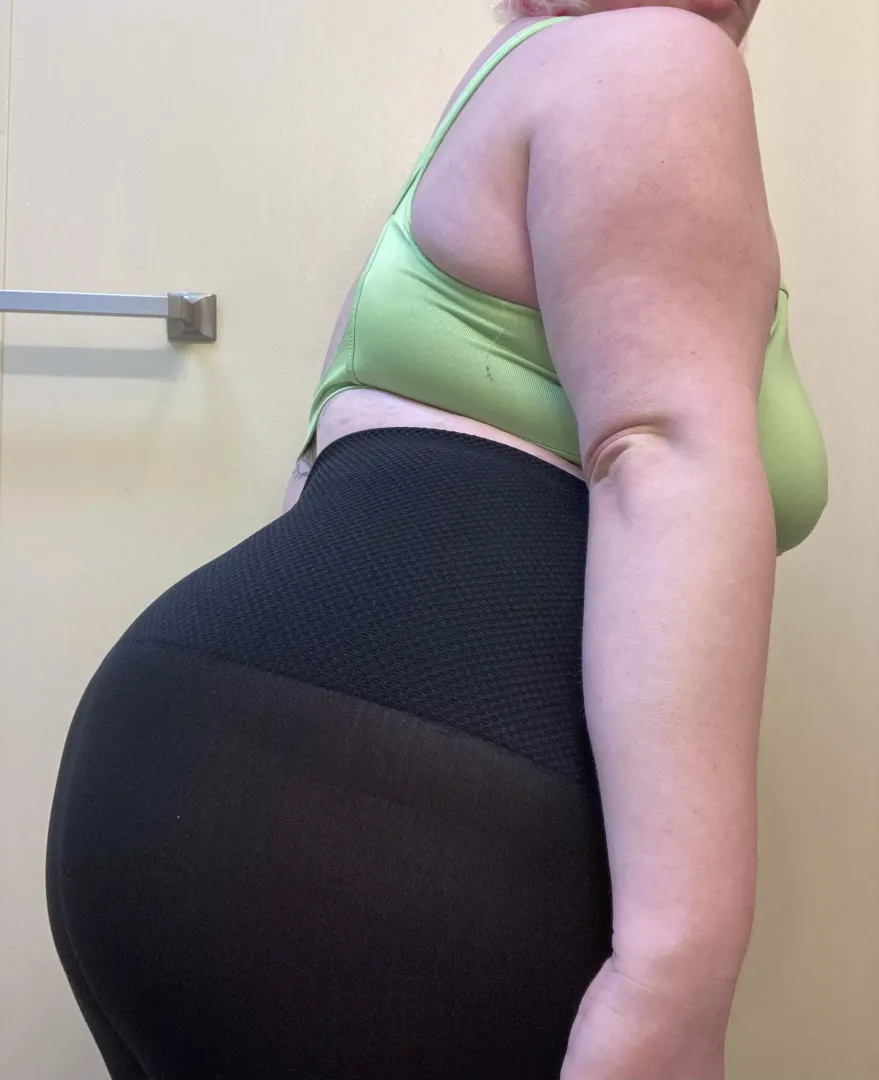 Lazy sundays are for leggings posted by RynWoods