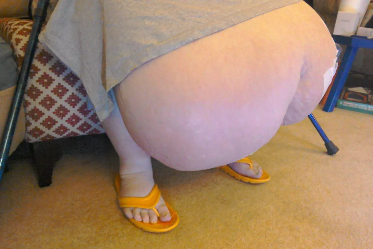 leaning all the way back and it’s still nearly touching the floor 🥵🐷 who’s gonna help me grow this humongous gut even more? 😏😈🐷🐷🐷 posted by deathfeedeeee