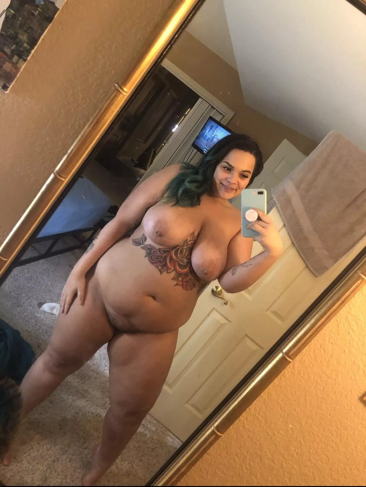 learning to like my body…. it’s hard for me to post this so i hope you like! 🙈 posted by rlearr