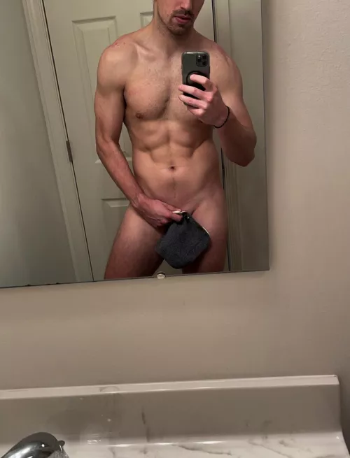 Left my towel in my other gym bag…guess this will have to do [m] 🤷🏻‍♂️ by jakewiththeabs