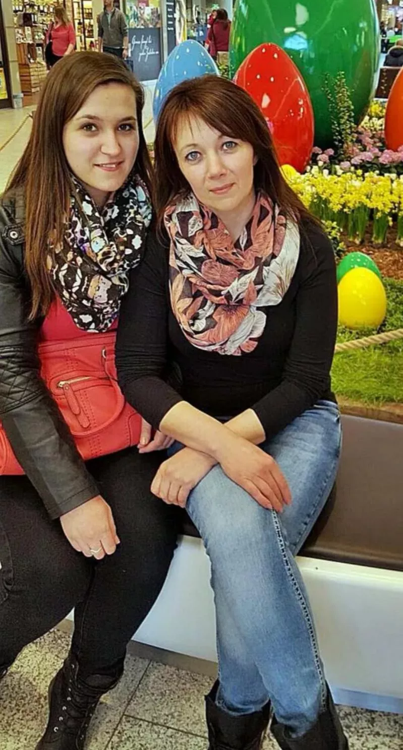 Left or right? 😏 posted by bumer94