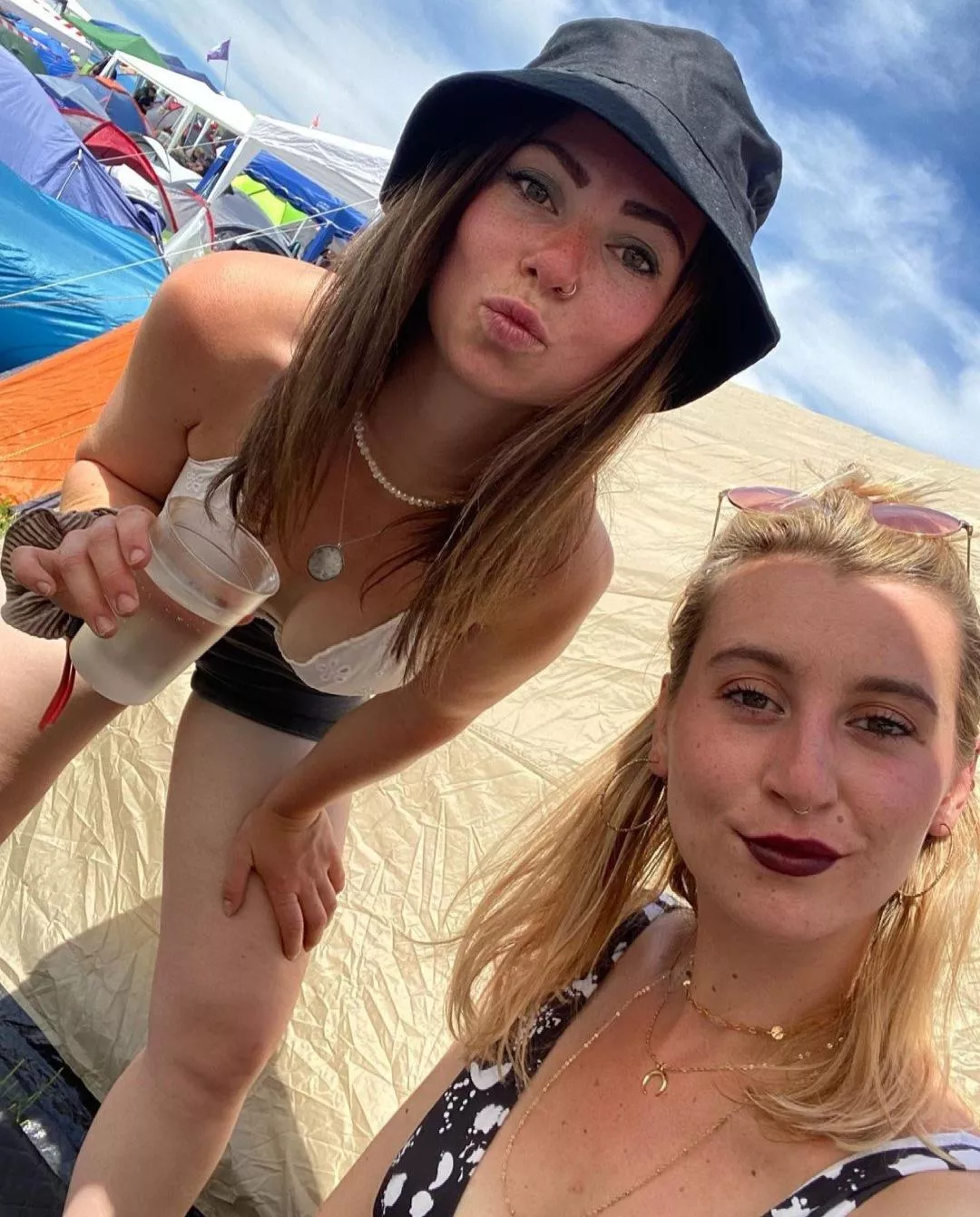 left or right? posted by dbwnxnosnwbejxudkw