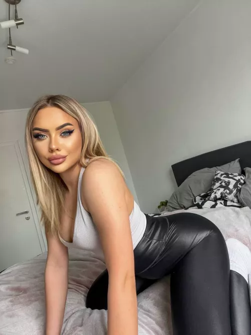 Leggings always get you horny no? by Kaiseybuun