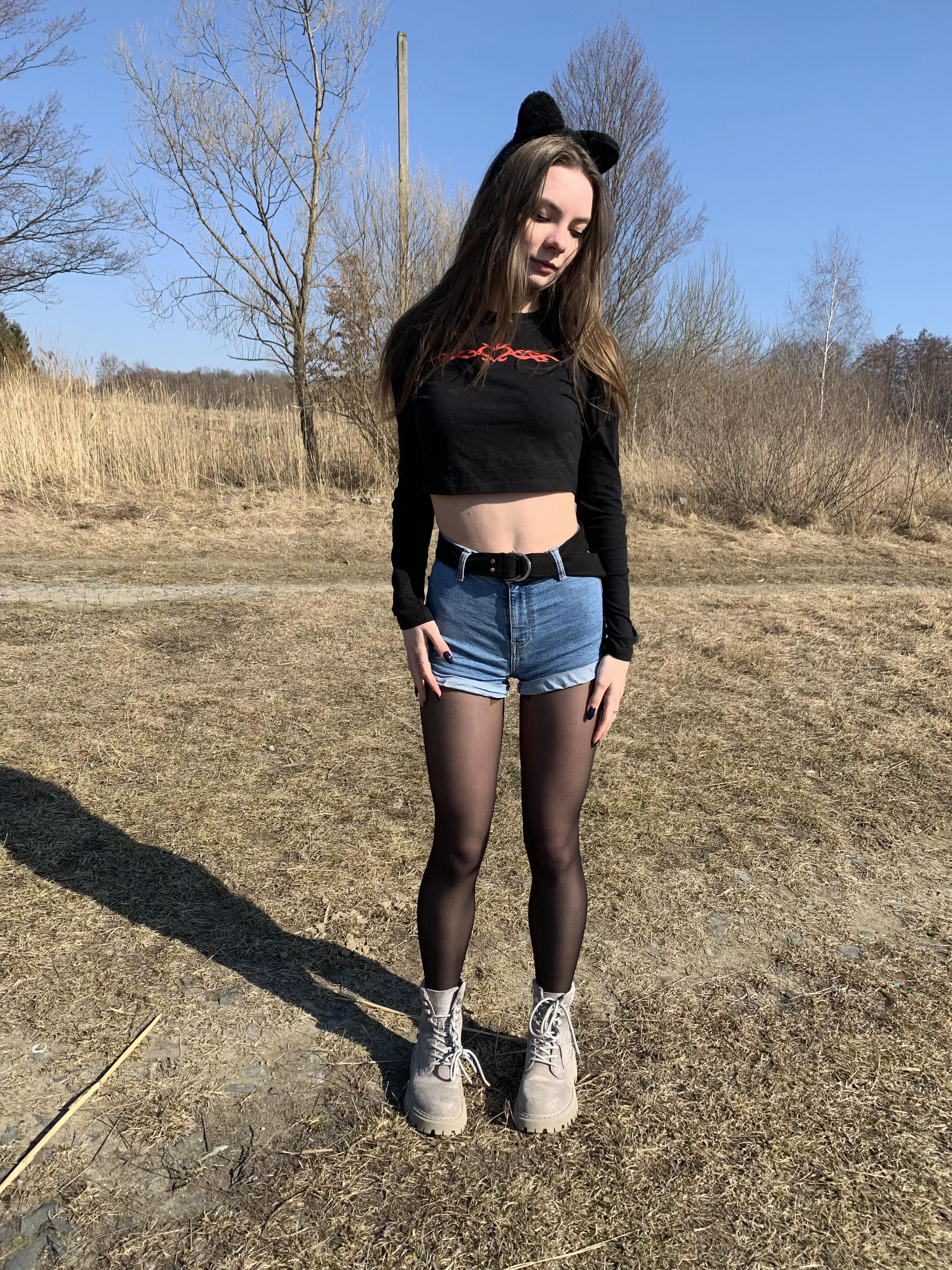 Legs of 🐱 in pantyhose posted by Formal_Way_9966