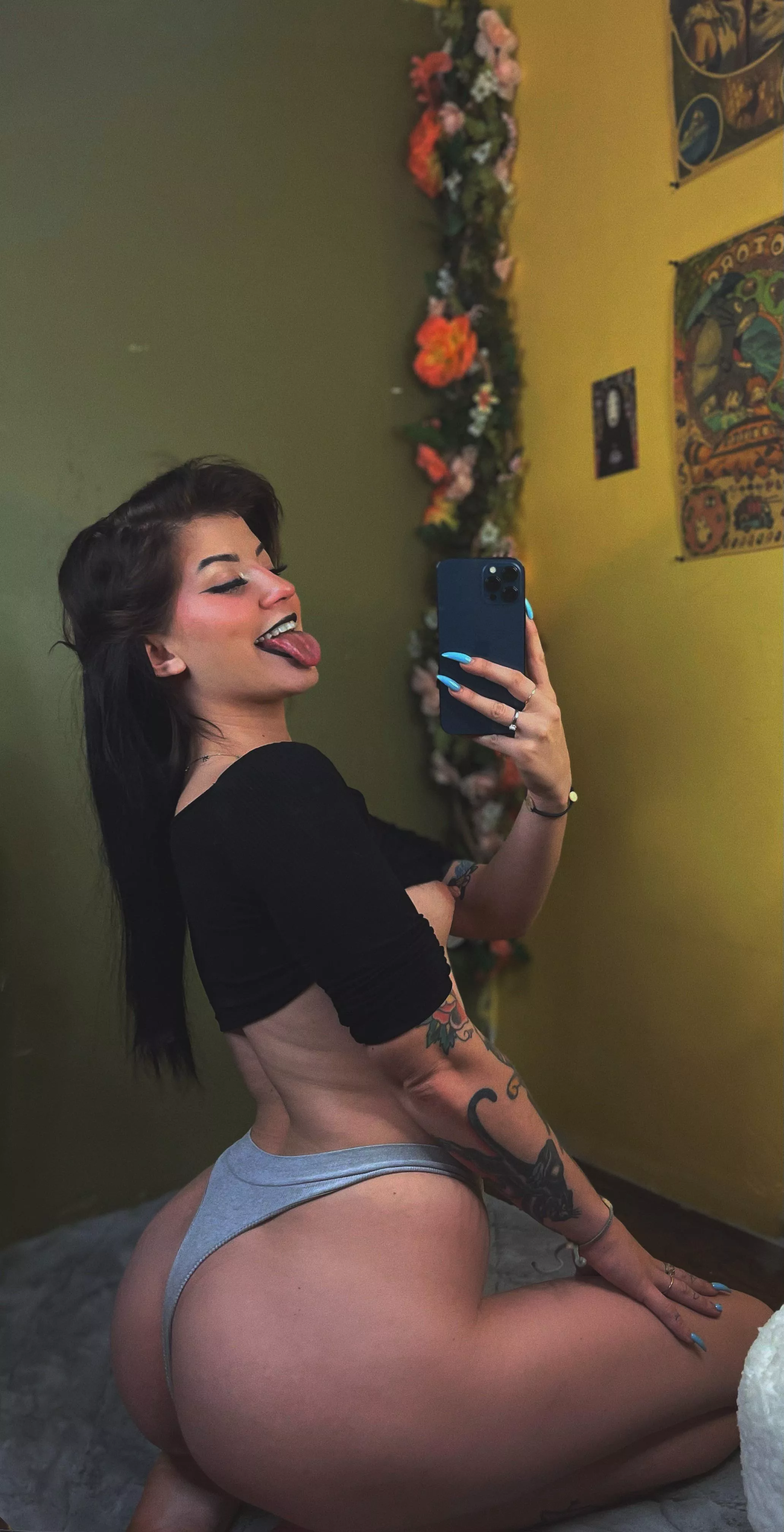 Lemme send you pics like this while you’re working 😈 posted by LessProblem3991