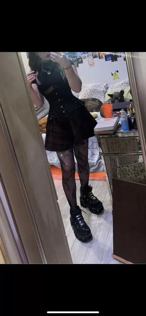 Let me be your alt gf? by slvttypixie
