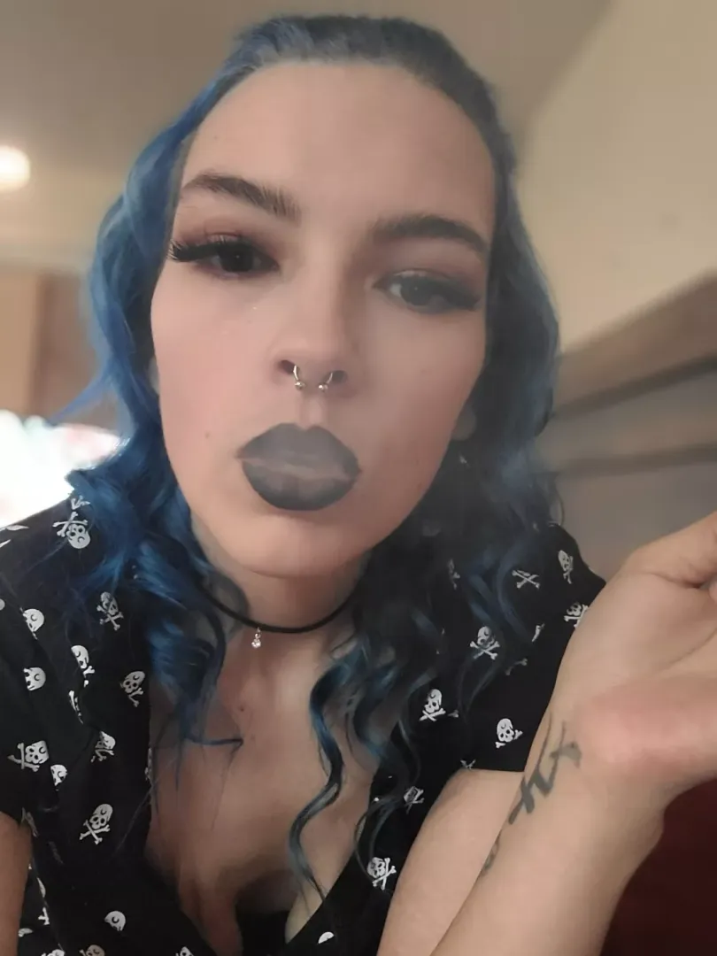 let me be your goth smoking queen 👑 posted by miss_slytherin13