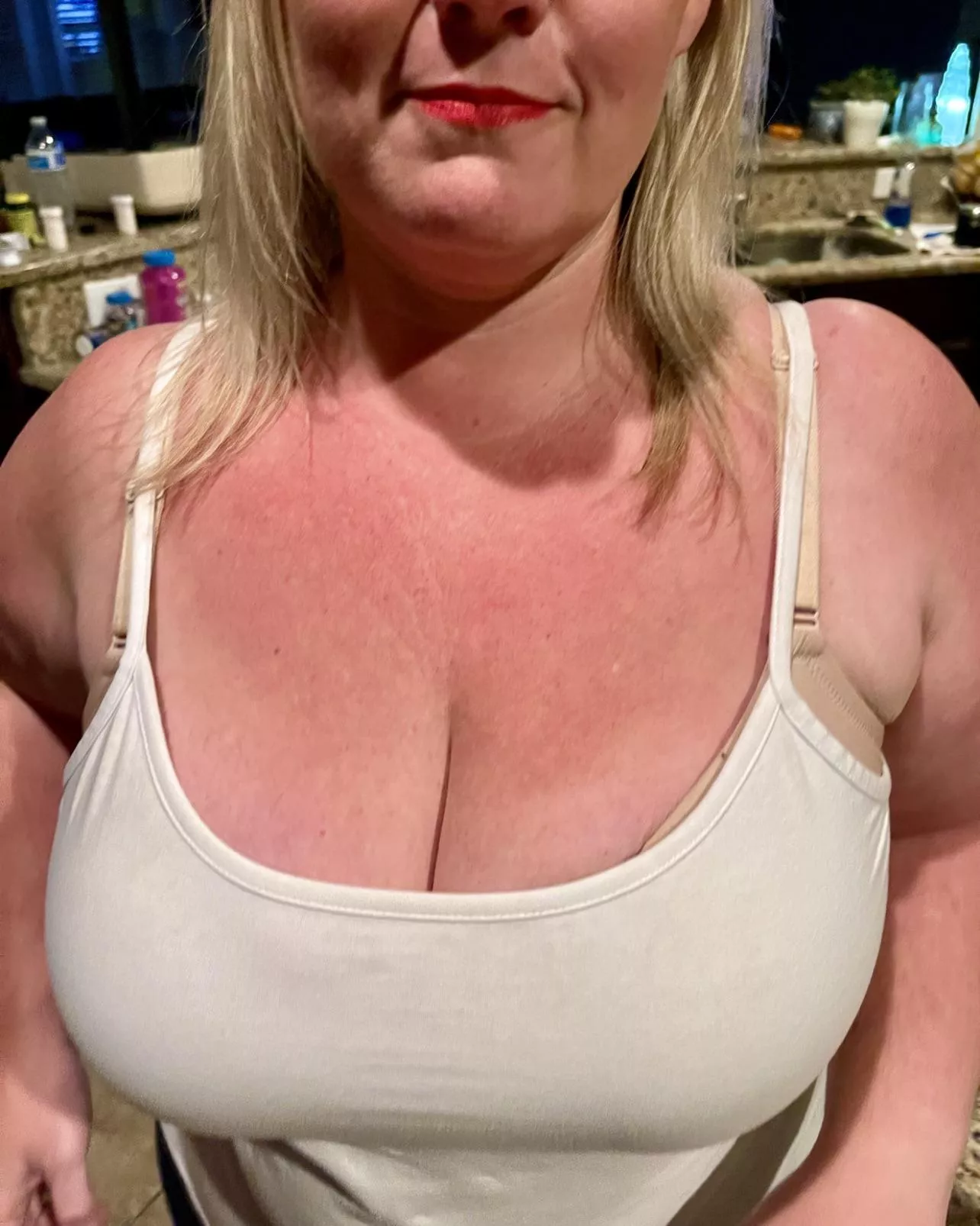 Let me know if I’m your type! 💋 posted by lizzybethfun