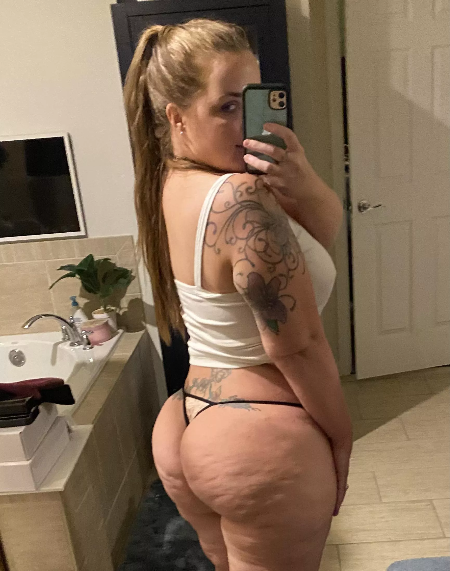 Let me shake it in your face (f) posted by NikkiNeedsMore