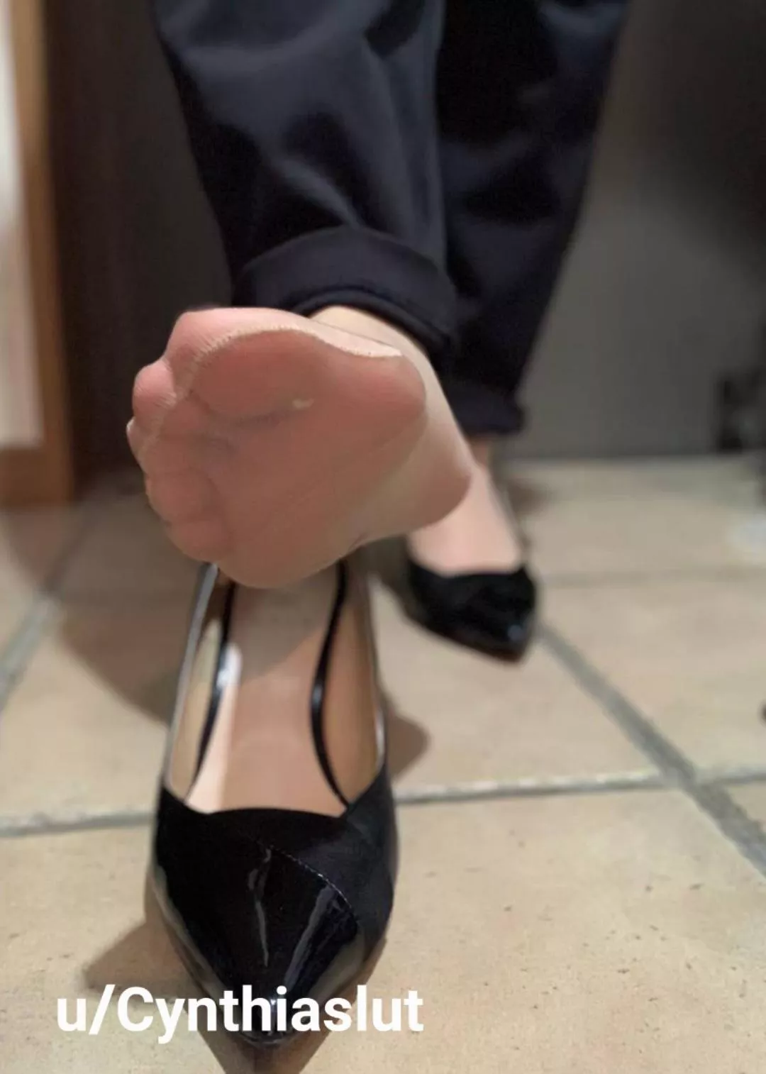 let me step on you ♡ (OC) (DMs open) posted by Cynthiaslut